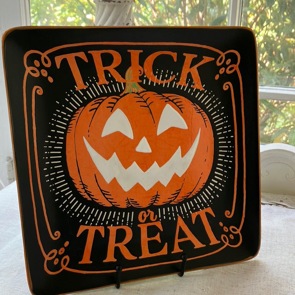 NWT Eli and Ana Trick or Treat DINNER Plate